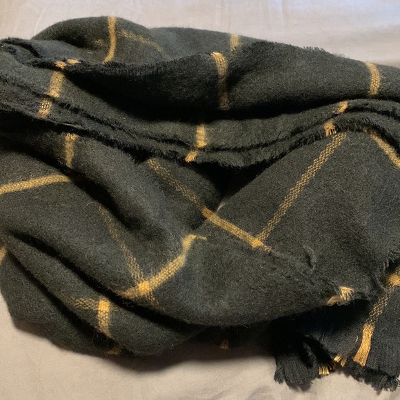 Black and Tan plaid blanket scarf. Brand new, with tags - Picture 3 of 3